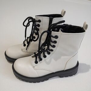Soda Firm Women's Lace-Up Combat Boots With A Side Zipper And Lug Sole